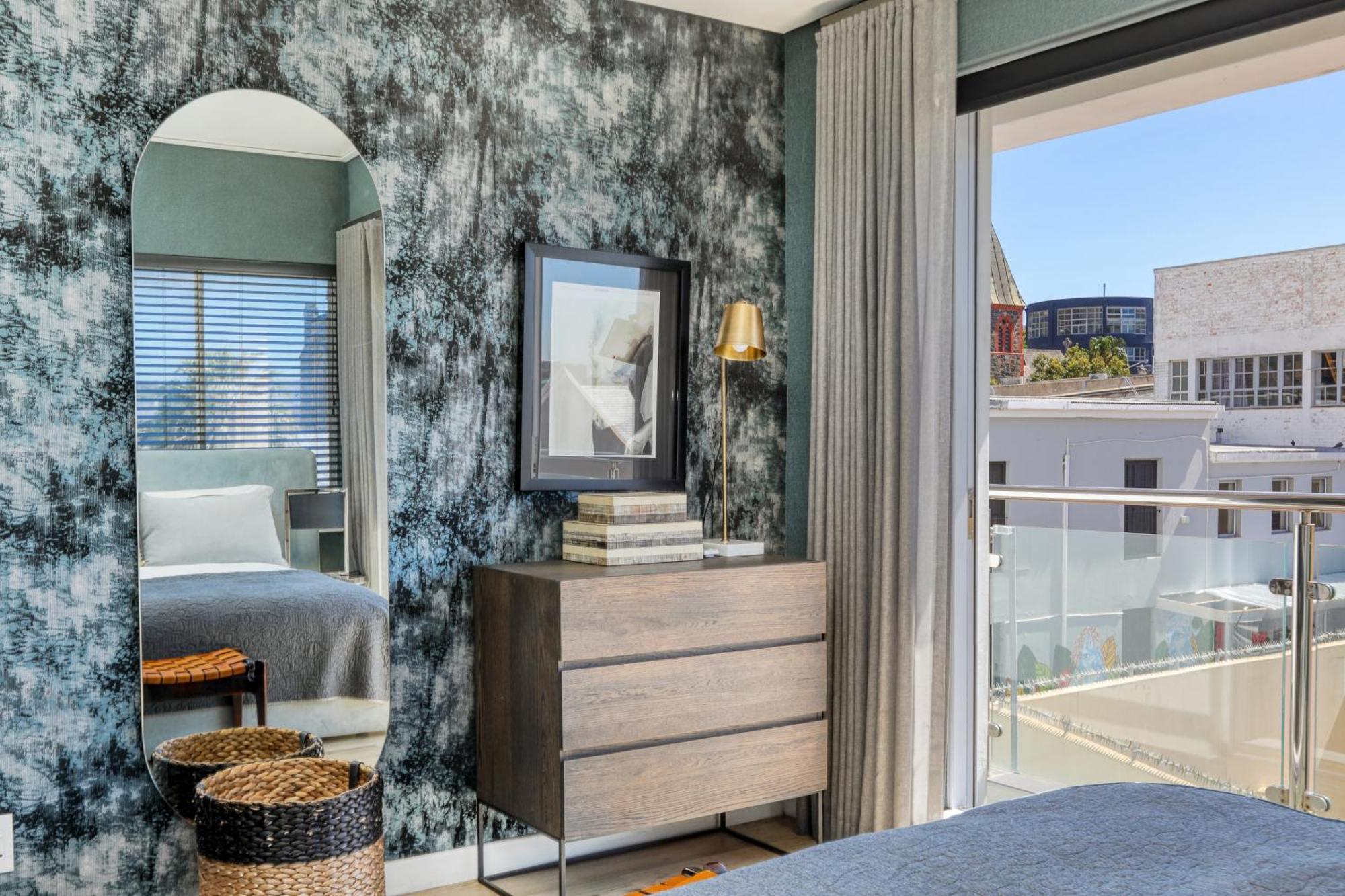 Danbury On Loop - Designer In Apartment