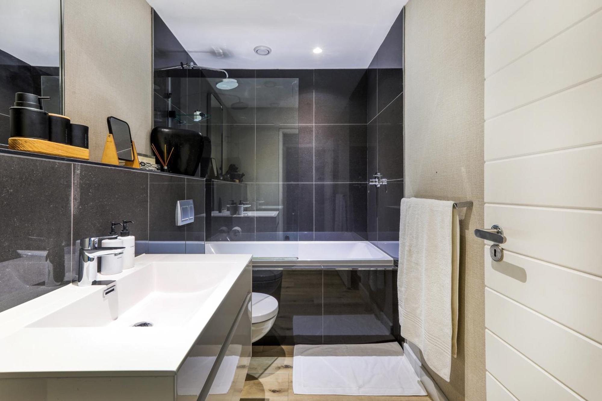 Danbury On Loop - Designer In Apartment *